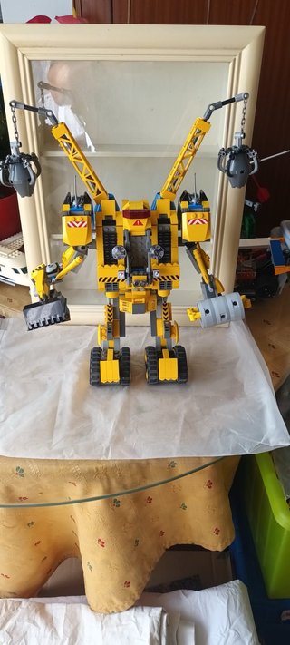 Lego robot amarillo con pinzas