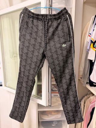 Chandal Lacoste negro estampado