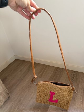Bolso de rafia con letra rosa