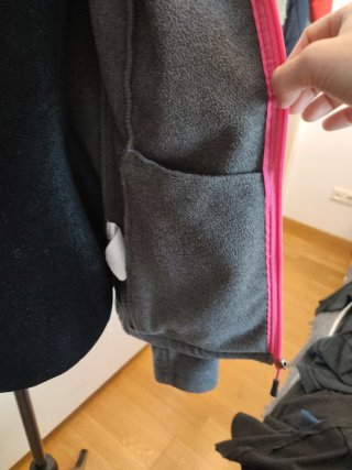 Forro polar gris con cremallera rosa
