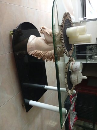 Mesa de salón cristal y caballo beige