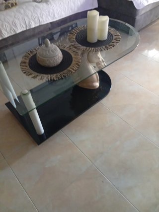 Mesa de salón cristal y caballo beige