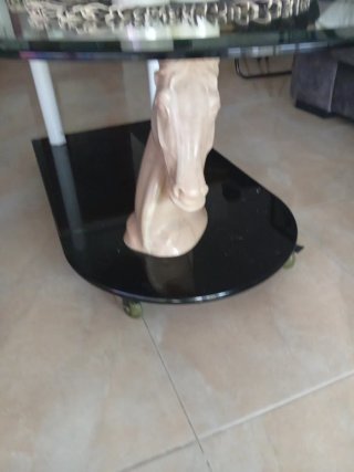 Mesa de salón cristal y caballo beige