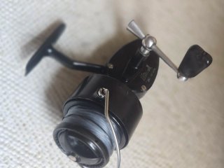 Carrete de pesca Mitchell 330 automático.
