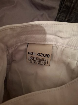 Pantalón corto vaquero blanco desgastado
