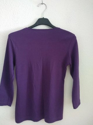 Camiseta morada con estampado de corbata