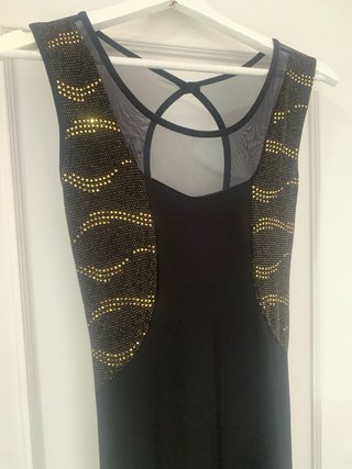 Vestido largo negro con detalles dorados