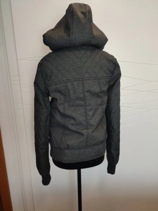 Chaqueta Adidas gris con capucha