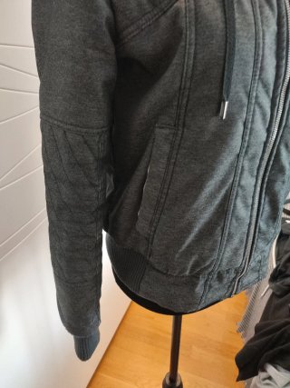 Chaqueta Adidas gris con capucha
