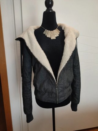 Chaqueta Adidas gris con capucha
