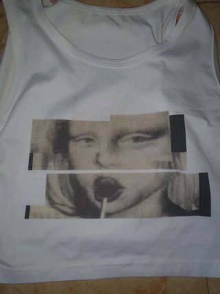 Camiseta blanca con estampado gráfico