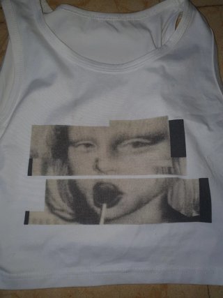 Camiseta blanca con estampado gráfico
