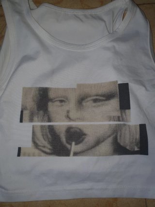Camiseta blanca con estampado gráfico