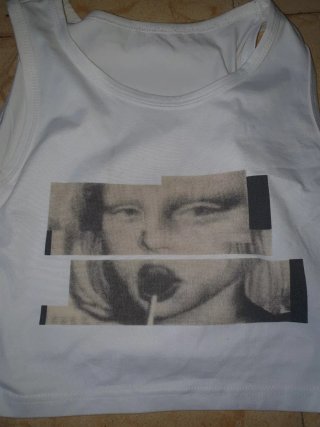 Camiseta blanca con estampado gráfico