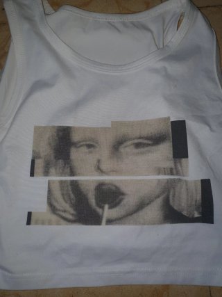 Camiseta blanca con estampado gráfico