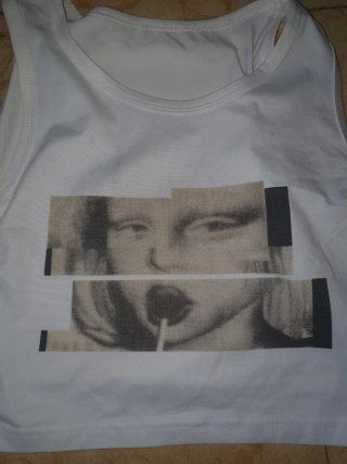 Camiseta blanca con estampado gráfico