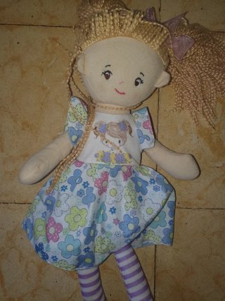 Muñeca de peluche con vestido floral
