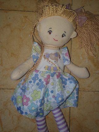 Muñeca de peluche con vestido floral