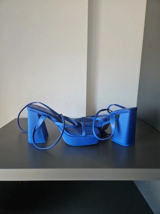 Tacones azules de plataforma Zara