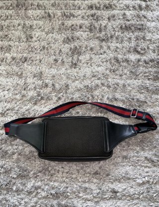 Riñonera Gucci negra GG