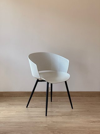 Silla moderna beige patas negras