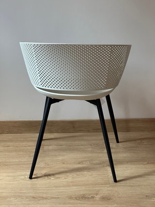 Silla moderna beige patas negras