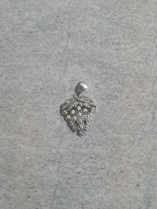 Pulseras de plata grabadas y pieza bonita.