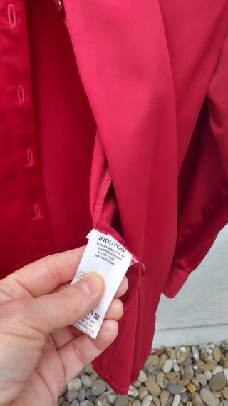 Camisa roja con volantes