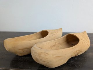 Zuecos de madera tallados