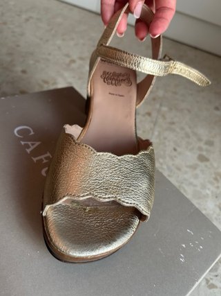 Sandalias Wonders doradas mujer