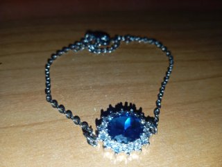 Pulsera con piedra azul y detalles plateados