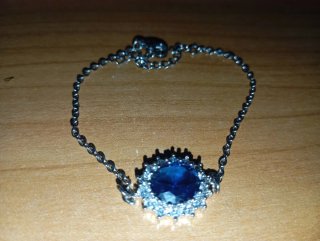 Pulsera con piedra azul y detalles plateados
