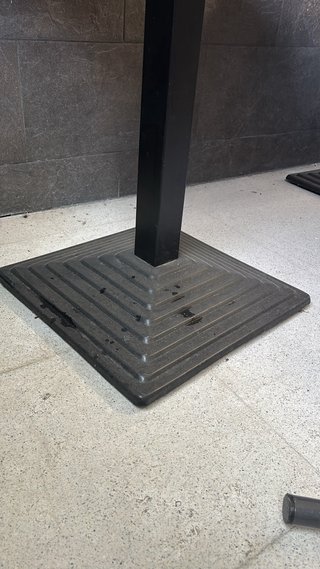 Mesa de bar/cafetería con pie central