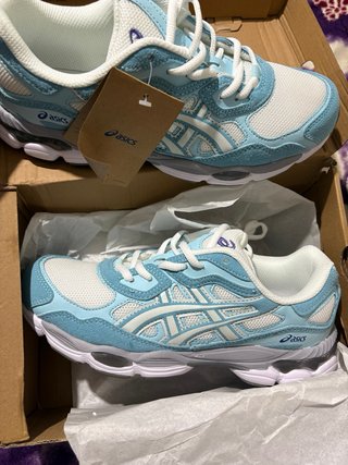 Zapatillas Asics Azules y Blancas