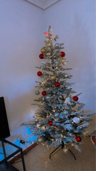 Árbol de Navidad nevado con adornos
