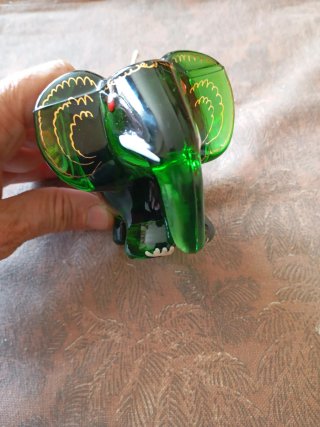Elefante de cristal verde decorado a mano
