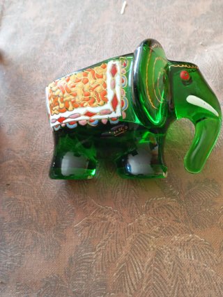 Elefante de cristal verde decorado a mano