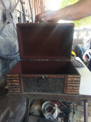 Baúl antiguo madera y mimbre con detalles dorados