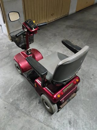Scooter de movilidad reducida rojo