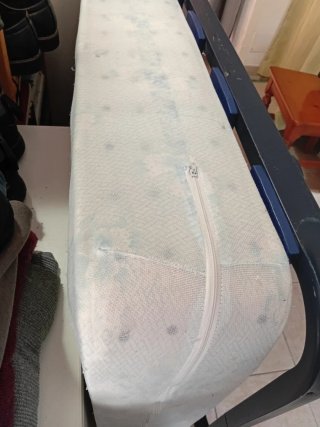 Estructura de cama metálica y madera