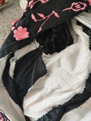 Vestido de gitana negro, bordado y detalles rosas