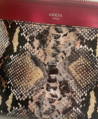 Bolso Guess Simil Pitón y Rojo. Nuevo.