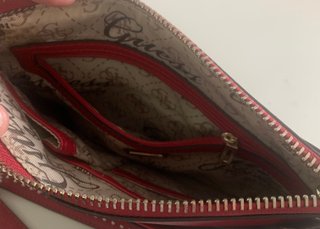 Bolso Guess Simil Pitón y Rojo. Nuevo.