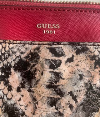 Bolso Guess Simil Pitón y Rojo. Nuevo.