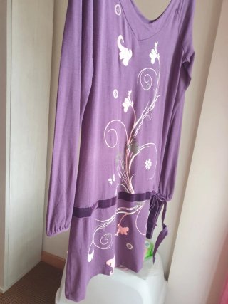 Vestido morado con estampado floral