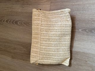 Bolso de mano tejido beige