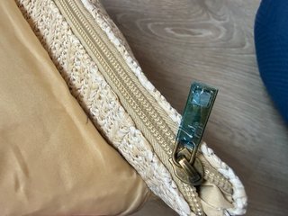 Bolso de mano tejido beige