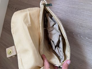 Bolso de mano tejido beige