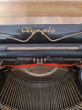 Antigua máquina de escribir Olympia