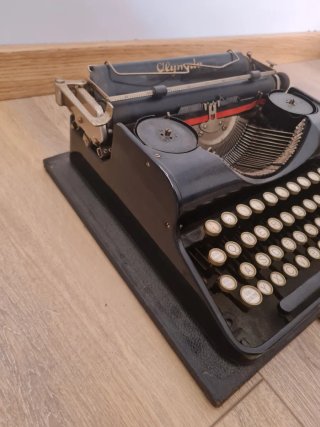 Antigua máquina de escribir Olympia